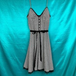 City triangles, black and white gingham, 50s throwback.